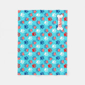 愛国的な赤と青の犬の足のパターン フリースブランケット (正面)