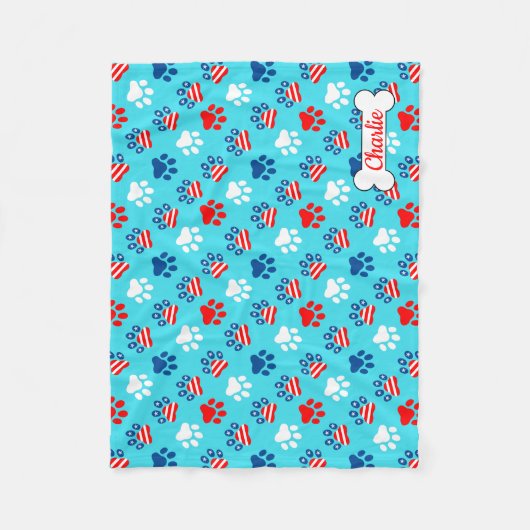 愛国的な赤と青の犬の足のパターン フリースブランケット (正面)