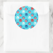 愛国的な赤と青の犬の足のパターン ラウンドシール (バッグ)