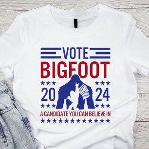 愛国的な赤、白、および青のビッグフット2024 Tシャツ