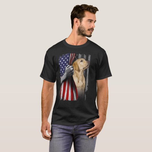 愛国的な黄色ラブラドールアメリカ国旗の犬の家族 Tシャツ (正面フル)