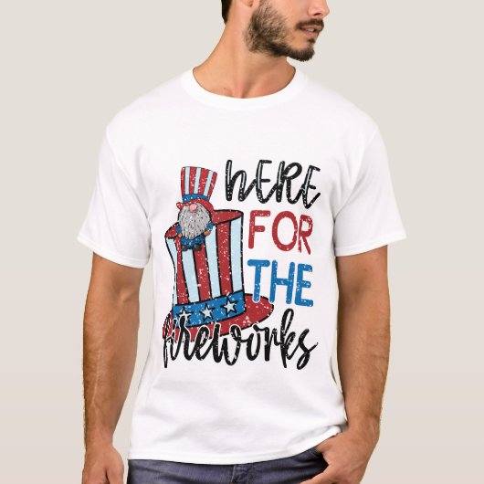 愛国的な7月4日の花火グノームTシャツ Tシャツ (正面)