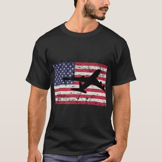 愛国的なKC-135ストラトタンカージェット米国国旗 Tシャツ (正面)