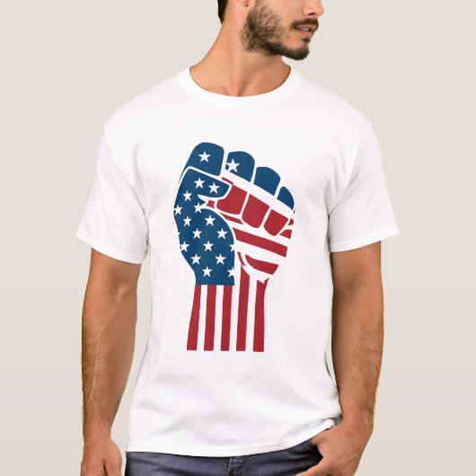 愛国的なUSAアメリカ国旗を持つ手の抗議デザイン Tシャツ (正面)