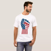 愛国的なUSAアメリカ国旗を持つ手の抗議デザイン Tシャツ (正面フル)