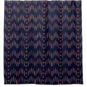 愛国的アールデコ – 赤アイボリーオンネイビーブルーv2 シャワーカーテン (正面)