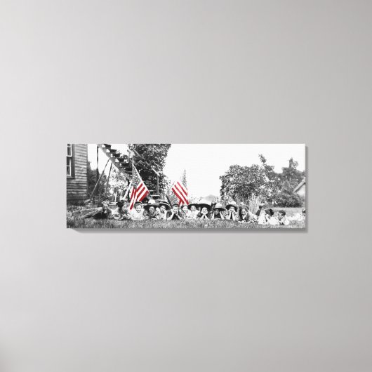 愛国的グループ女性米国国旗1910年頃 キャンバスプリント (正面)