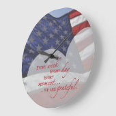 愛国的ハート国旗、軍隊感謝 ラージ壁時計 (傾斜)