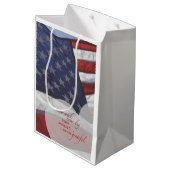 愛国的ハート国旗、軍隊謝意 ミディアムペーパーバッグ (裏面アングル)