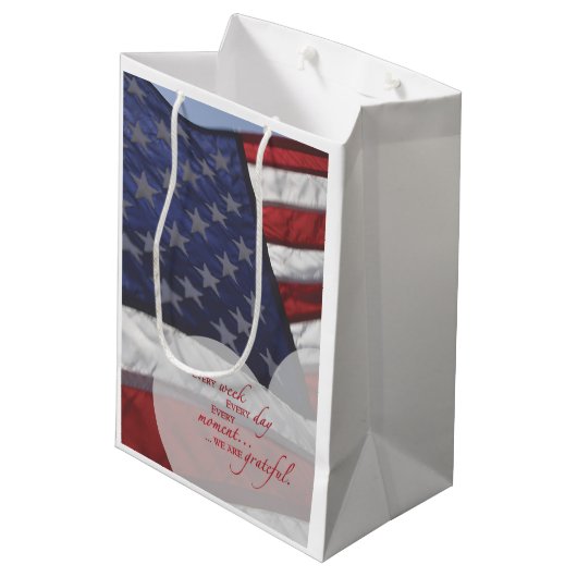 愛国的ハート国旗、軍隊謝意 ミディアムペーパーバッグ (裏面アングル)