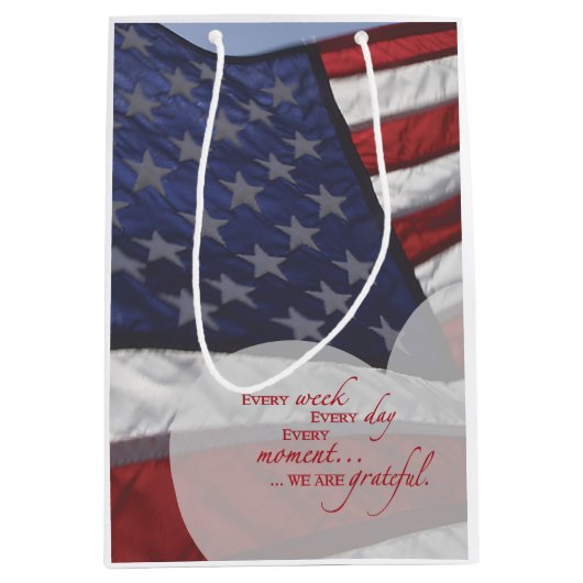 愛国的ハート国旗、軍隊謝意 ミディアムペーパーバッグ (正面)