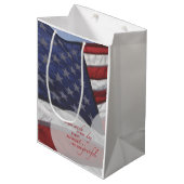 愛国的ハート国旗、軍隊謝意 ミディアムペーパーバッグ (正面アングル)