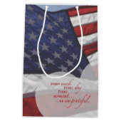 愛国的ハート国旗、軍隊謝意 ミディアムペーパーバッグ (裏面)