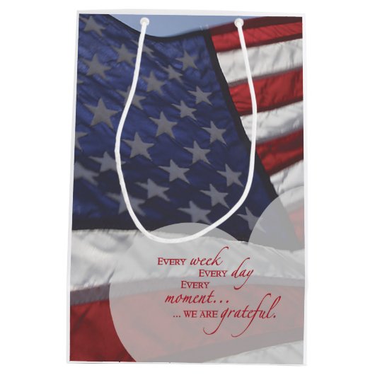 愛国的ハート国旗、軍隊謝意 ミディアムペーパーバッグ (裏面)