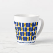 愛国的バルバドス国旗のホスピタリティ カフェラテマグ (右アングル)