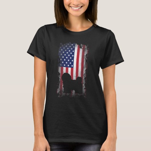 愛国的マルチーズアメリカ国旗カッコいいの犬 Tシャツ (正面)