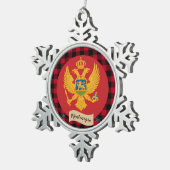 愛国的モンテネグロ国旗、赤いバッファローのプレイド スノーフレークピューターオーナメント (右)