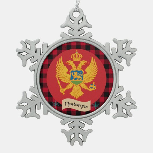 愛国的モンテネグロ国旗、赤いバッファローのプレイド スノーフレークピューターオーナメント (正面)