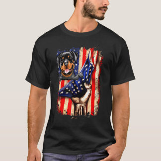 愛国的ロットワイラーアメリカ国旗の犬 Tシャツ