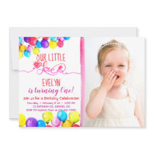 愛女の子の第1誕生日の招待状のピンクの赤を風船のようにふくらませて下さい