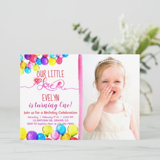 愛女の子の第1誕生日の招待状のピンクの赤を風船のようにふくらませて下さい 招待状 (スタンド正面)