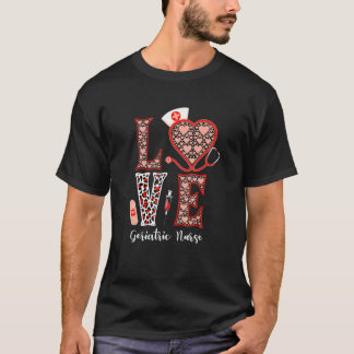 愛情たっぷりの高齢者看護師 ステートスコープ ハート ヒョウ柄 デザイン Tシャツ