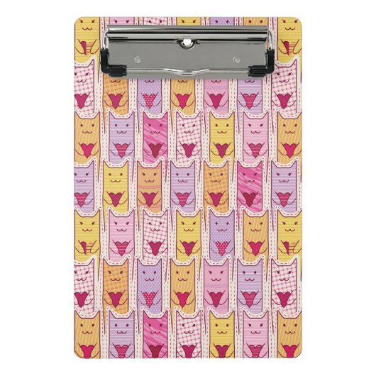 愛情のあるハートを持つかわいい猫 ミニクリップボード (正面)