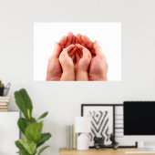 愛情のある両親の手が子供の手を抱く ポスター (ホームオフィス)