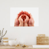 愛情のある両親の手が子供の手を抱く ポスター (キッチン)