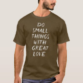 愛情を持って小さな事を素晴らしする Tシャツ (正面)