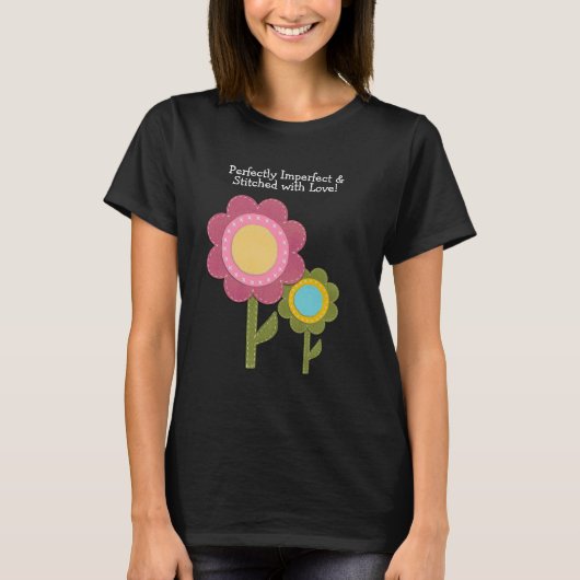 愛情を込めてステッチされたお花のPerfectly Imperfect Tシャツ (正面)