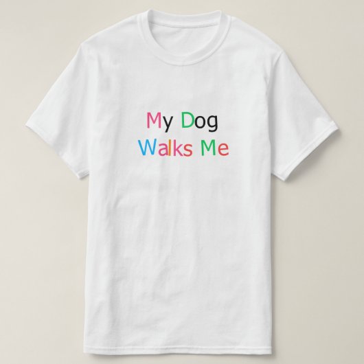 愛犬が散歩をさせてくれる 面白い犬好きさんの引用Tシャツ Tシャツ (デザイン正面)