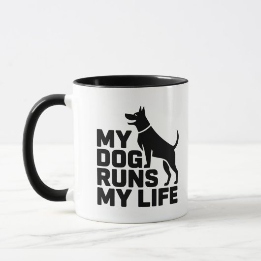 愛犬が私の人生を走らせる ミニマルな犬の引用アート マグカップ (左)