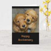 愛犬が連れ去ったかわいいカップルの記念日 カード (黄色い花)