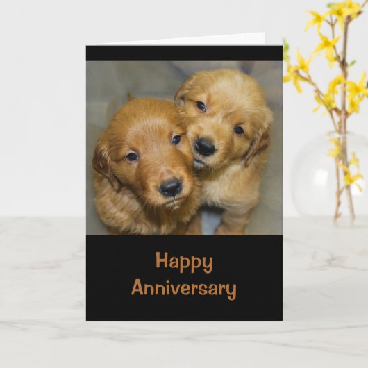 愛犬が連れ去ったかわいいカップルの記念日 カード (黄色い花)