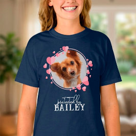 愛犬に守られているフォトTシャツ Tシャツ