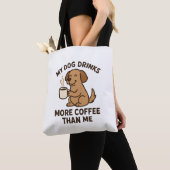 愛犬のほうがコーヒーをよく飲む – 愛犬家へのギフト トートバッグ (クローズアップ)