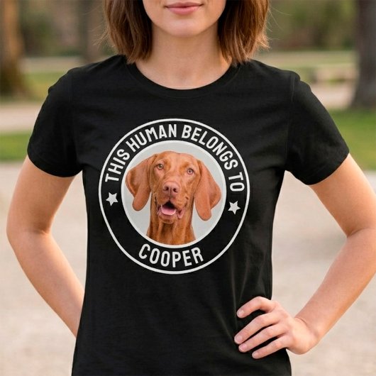 愛犬の名前入りペット写真 Funny この人間は犬のものです Tシャツ