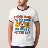 愛犬の生活を豊かにするために僕は頑張っている – 楽しい Tシャツ (正面)