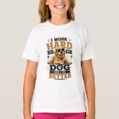 愛犬の生活を豊かにするために僕は頑張っている Tシャツ (正面)