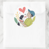 愛犬ステッカーを抱える心温まる少年 ラウンドシール (バッグ)