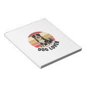 愛犬家のためのビンテージ風彫刻 かわいい犬と夕焼けのデザイン ノートパッド (アングル)