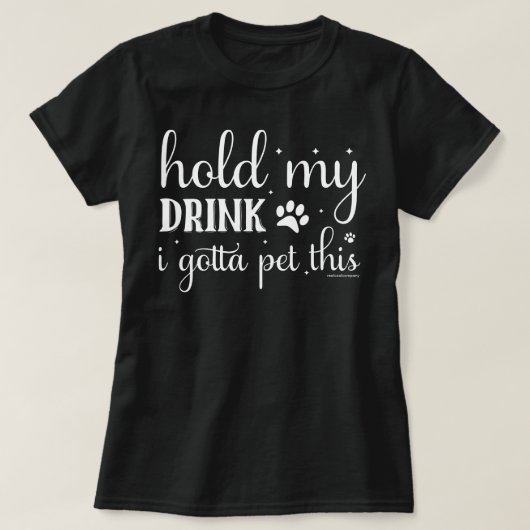 愛犬家のためのTシャツ - 愛犬を撫でる間飲み物を支えて Tシャツ (デザイン正面)