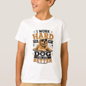 愛犬家の為の面白い一言 私は犬が幸せに暮らせるように一生懸命働いている Tシャツ (正面)