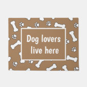 愛犬家はここに茶色の白い犬の骨のパターンを住んでいる ドアマット (正面)