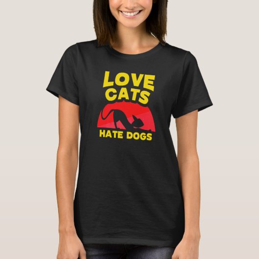 愛猫は犬を嫌いペット猫は動物 Tシャツ (正面)