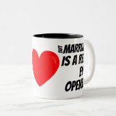 "愛盲目であるかもしれません結婚です実質の驚嘆的事件" ツートーンマグカップ (正面右)