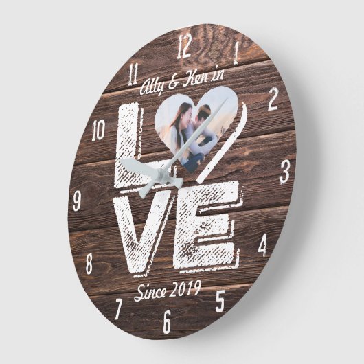 愛素朴な森林写真のハートフレームのモノグラム ラージ壁時計 (傾斜)