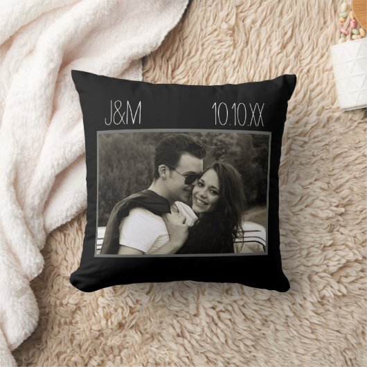 愛記念日のカップルの写真の日付のイニシャルの黒 クッション (ブランケット)