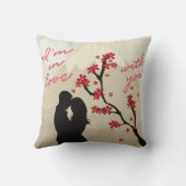 愛、恋愛物語の可愛い若いロマンチックなカップル クッション (裏面)